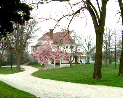 Haunted Queen Anne Victorian in Macon MO